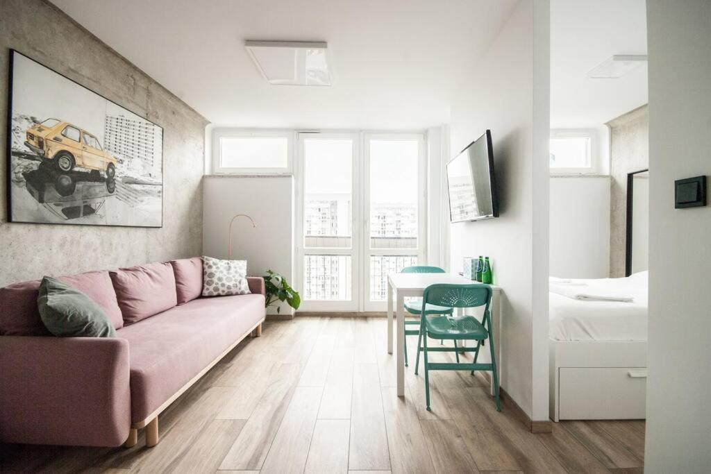 Apartment Unique With Stunning View & Netflix Warsaw